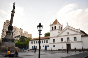 lindo por do Sol em um grande parque na cidade de São Paulo
