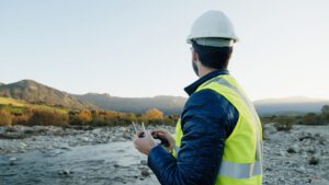 Ingegnere fa la geolocalizzazione con il drone