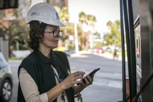 Agente-fiscal-do-Crea-SP-usando-o-FISCALiza