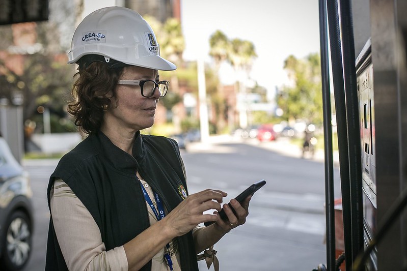 Agente-fiscal-do-Crea-SP-usando-o-FISCALiza