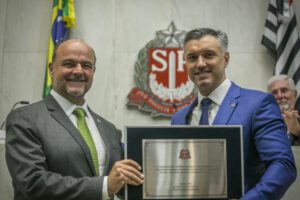 Presidente do Crea-SP, Vinicius Marchese e deputado estadual, Ricardo Madalena, ao fundo
