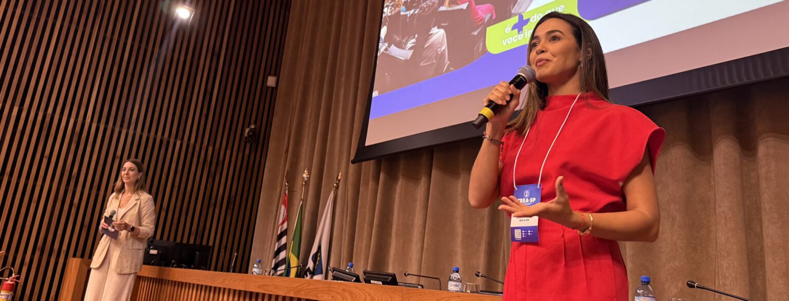 Eng. Leandro Galindo palestrando na presença dos engenheiros Luiz Augusto Moretti, coordenador do CDER-SP, e Luiz Gustavo Martinelli Delgado, adjunto