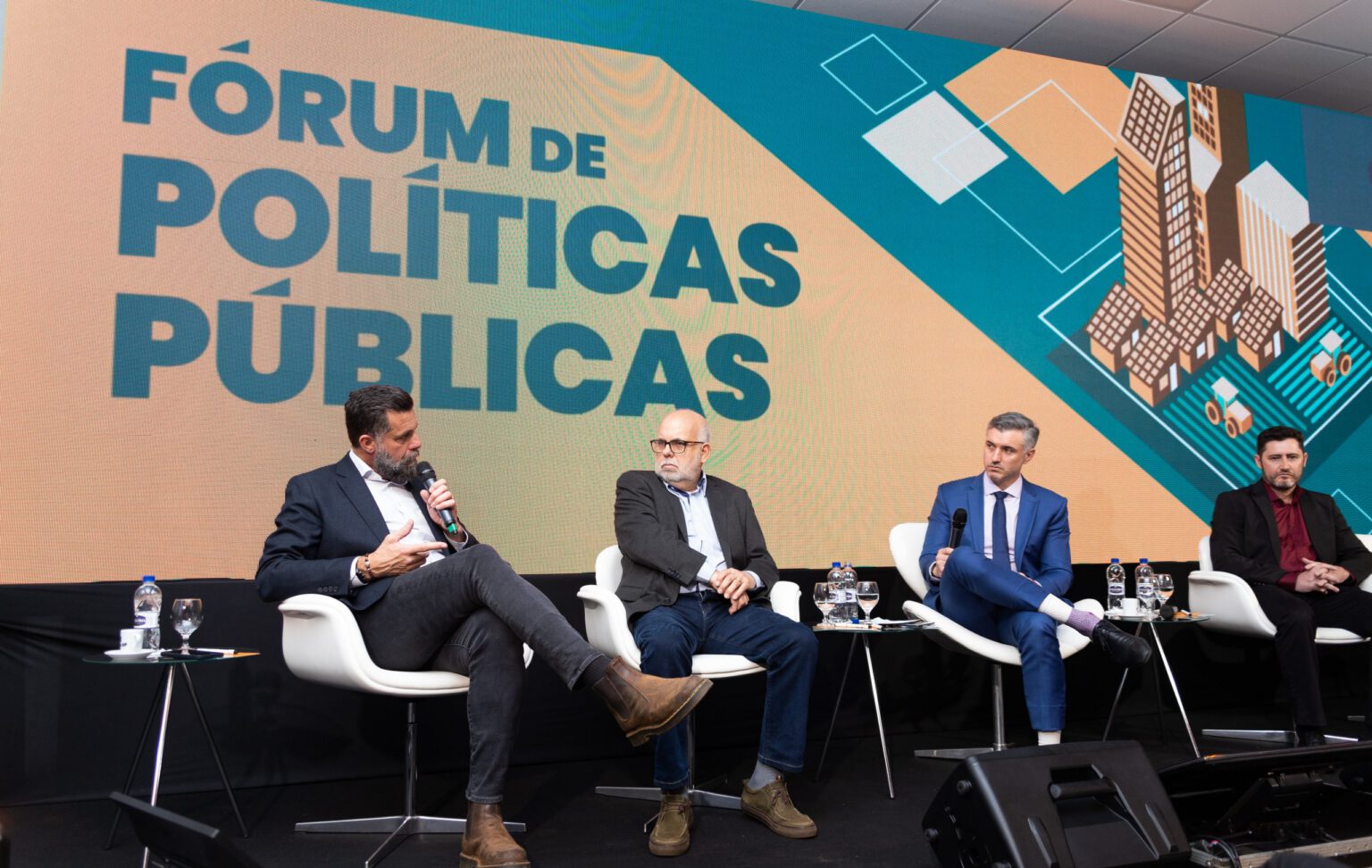 Eng. Leonardo Ceregatti (esq.), Loriane Salvi, Eng. Thiago Ananias (meio), Eng. Eduardo Manfrid e Eng