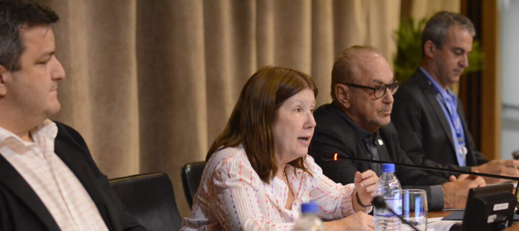 Foto 1_CDER_Lígia e mesa diretora