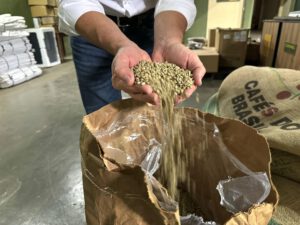 Gustavo-Leonel-mostrando-tabela-de-defeitos-do-café-min