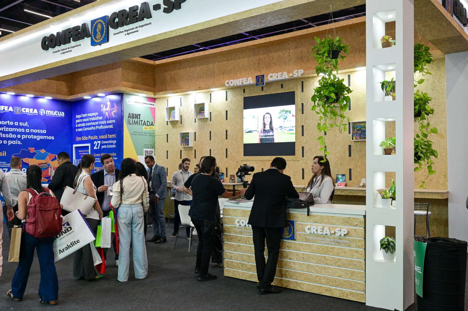 Cintia e Diovana com Lígia