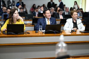 Professora Dorinha Seabra, Hamilton Mourão e Tereza Cristina - CAE do Senado aprova tramitação do projeto que regulamenta a profissão de tecnólogo