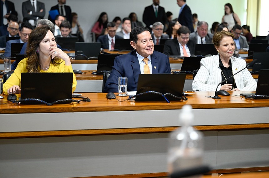 Professora Dorinha Seabra, Hamilton Mourão e Tereza Cristina - CAE do Senado aprova tramitação do projeto que regulamenta a profissão de tecnólogo