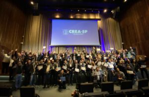 Grupo terceiro colocado, mentores e diretora do Crea-SP, Lígia, ao meio