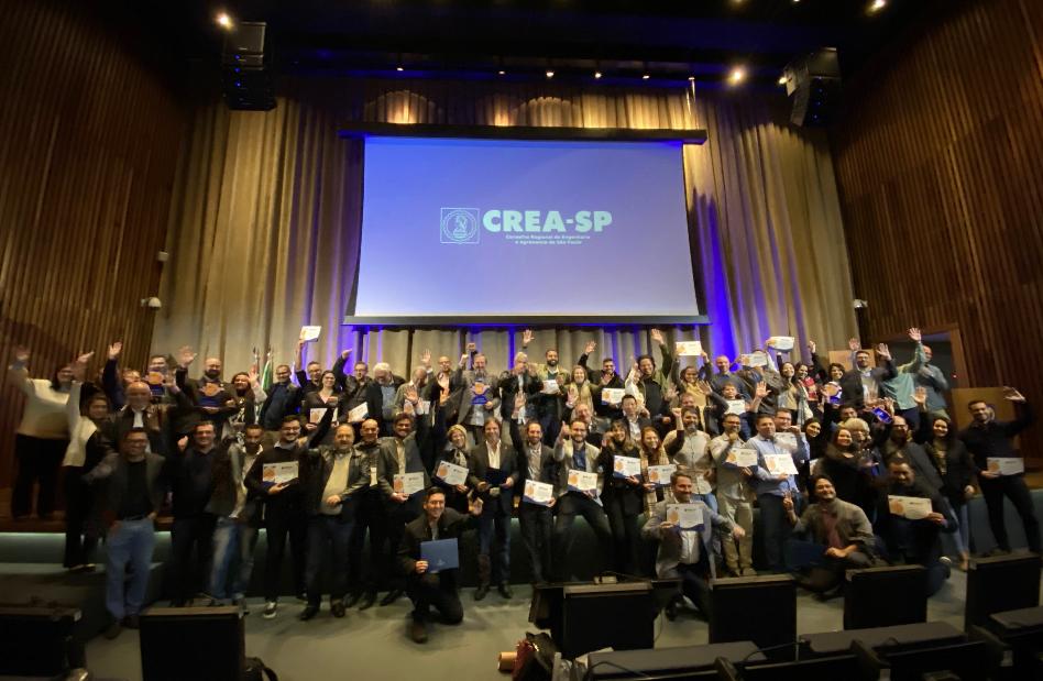 Grupo terceiro colocado, mentores e diretora do Crea-SP, Lígia, ao meio