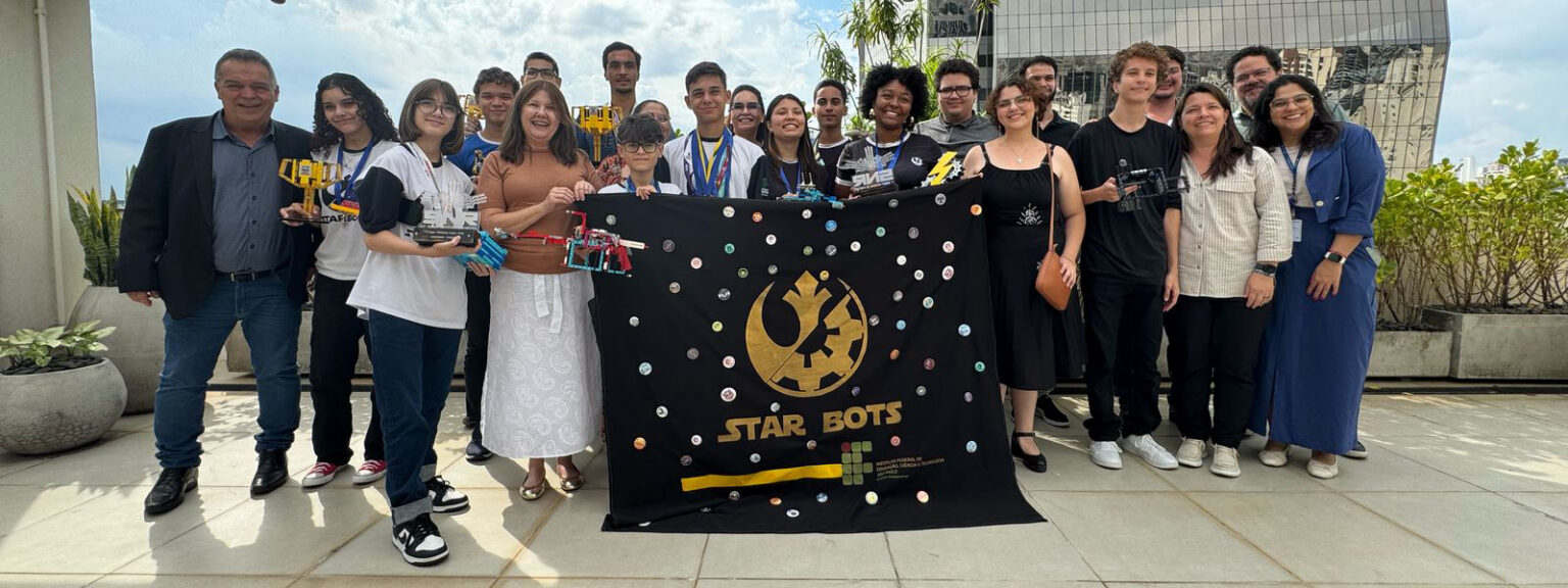 Turma de robótica Star Bots Votu durante a visita