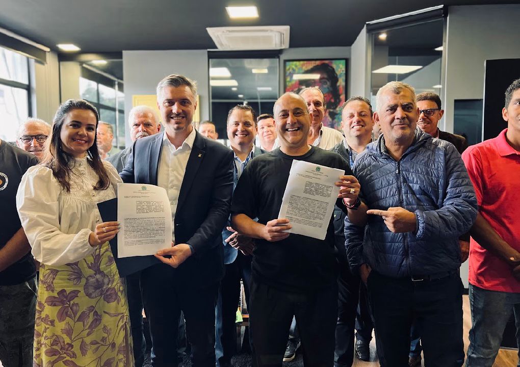 Vinicius e prefeito Guto Volpi assinam convênio em Ribeirão Pires (6)