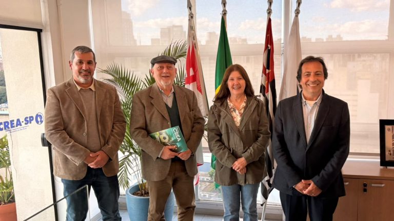 Lígia Mackey e representantes da Associação Brasileira das Empresas de Serviços de Conservação de Energia (Abesco)