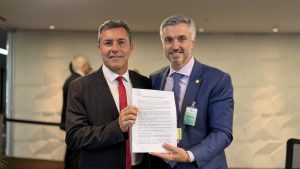 Imagem do Portal Confea - Auditor do TCU Luiz Gustavo Andrioli e presidente do Confea, Vinicius Marchese